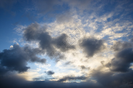 云和蓝天水平背光多云天空背景图片