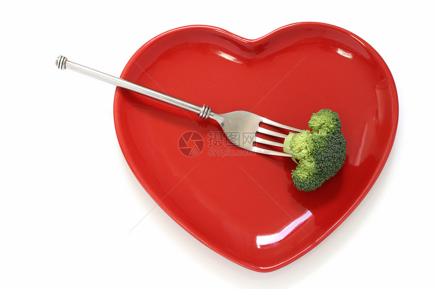 叉子和红心形板上的花椰菜图片