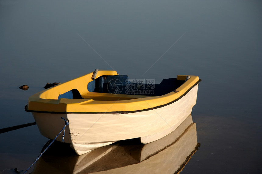 河上的小小船图片