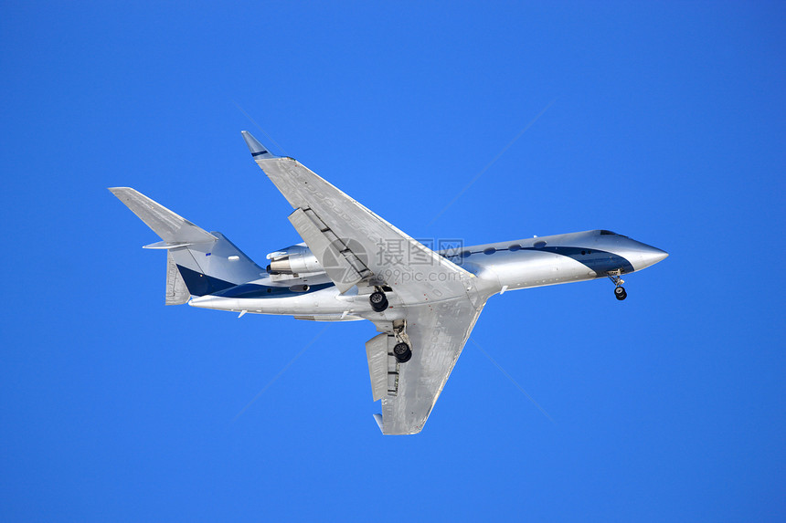 蓝背景的空中飞机航班速度天气车辆蓝色旅行天空机场客机飞行员图片