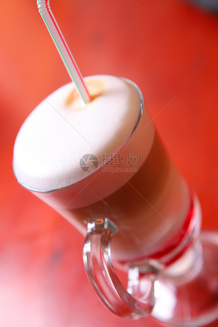 咖啡饮料泡沫稻草红色玻璃高脚杯桌子塑料图片