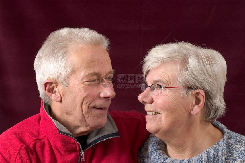 成年夫妇情侣皱纹灰色微笑女性退休女士夫妻成人男性图片