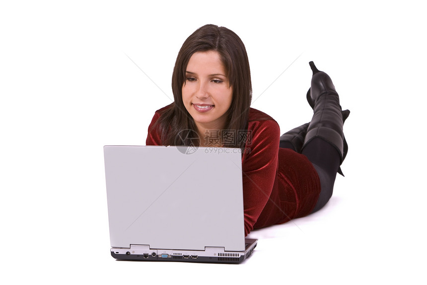 在笔记本电脑上工作的妇女注意力商务说谎知识女性微笑靴子女性化女孩人士图片