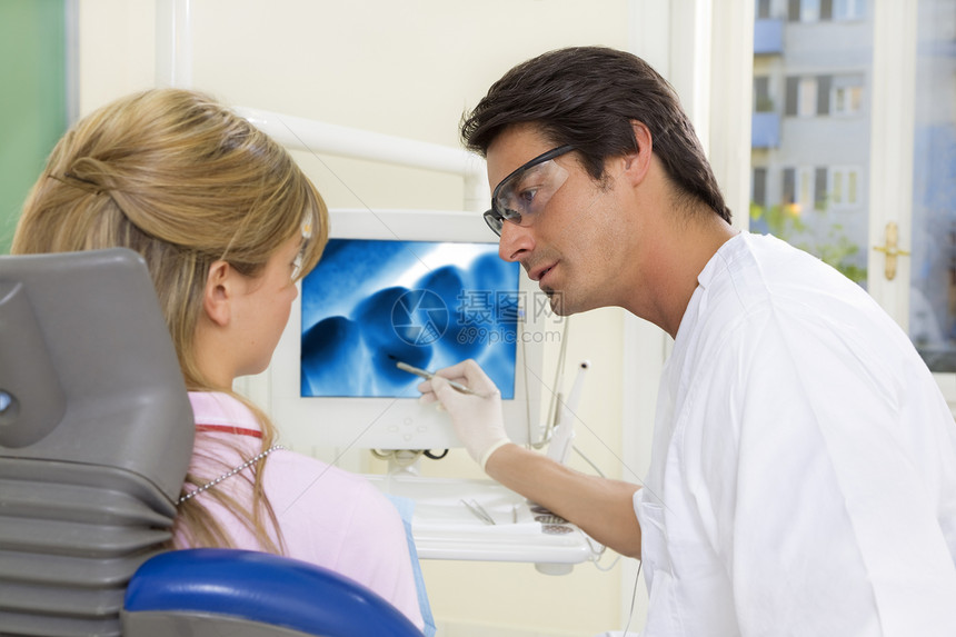 牙医病人口腔男人监视器屏幕椅子诊所医学成年人牙科图片