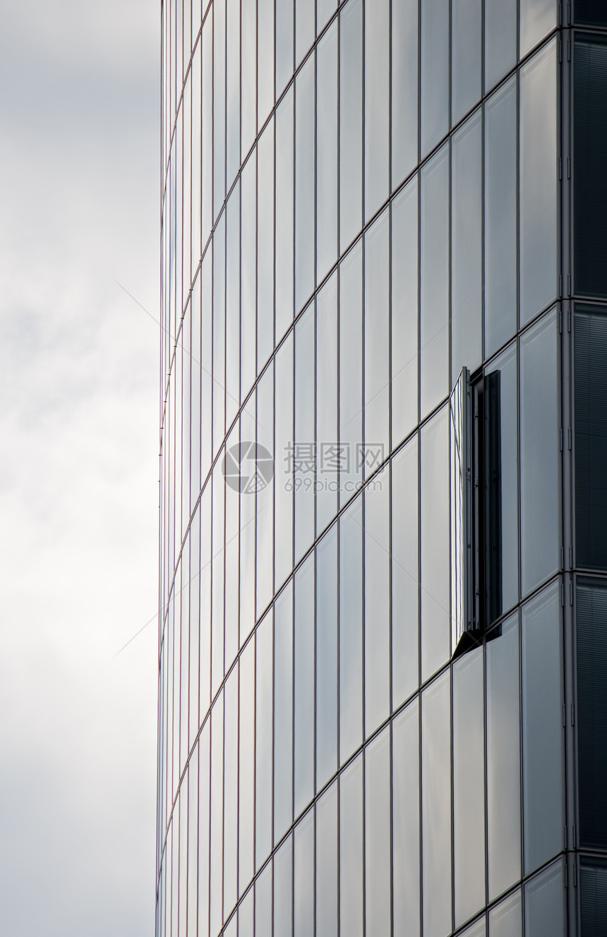 现代架构进步天空高科技摩天大楼多云灰色条纹黑色白色窗户图片