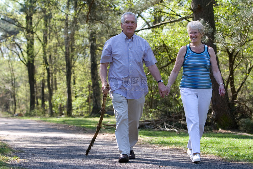 出去散步已婚女士幸福老年活动婚姻两个人森林男性女性图片
