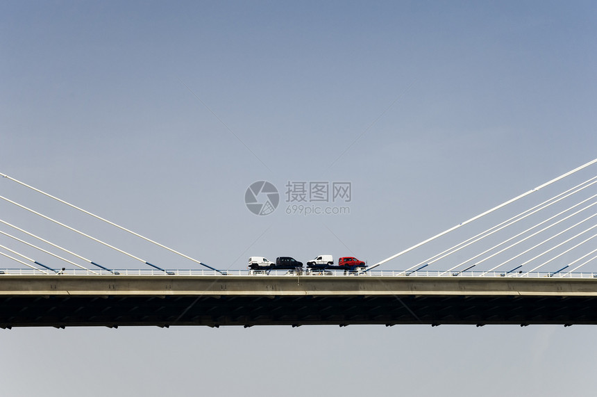 车在桥上天空旅行运输货车卡车速度货运工程晴天穿越图片