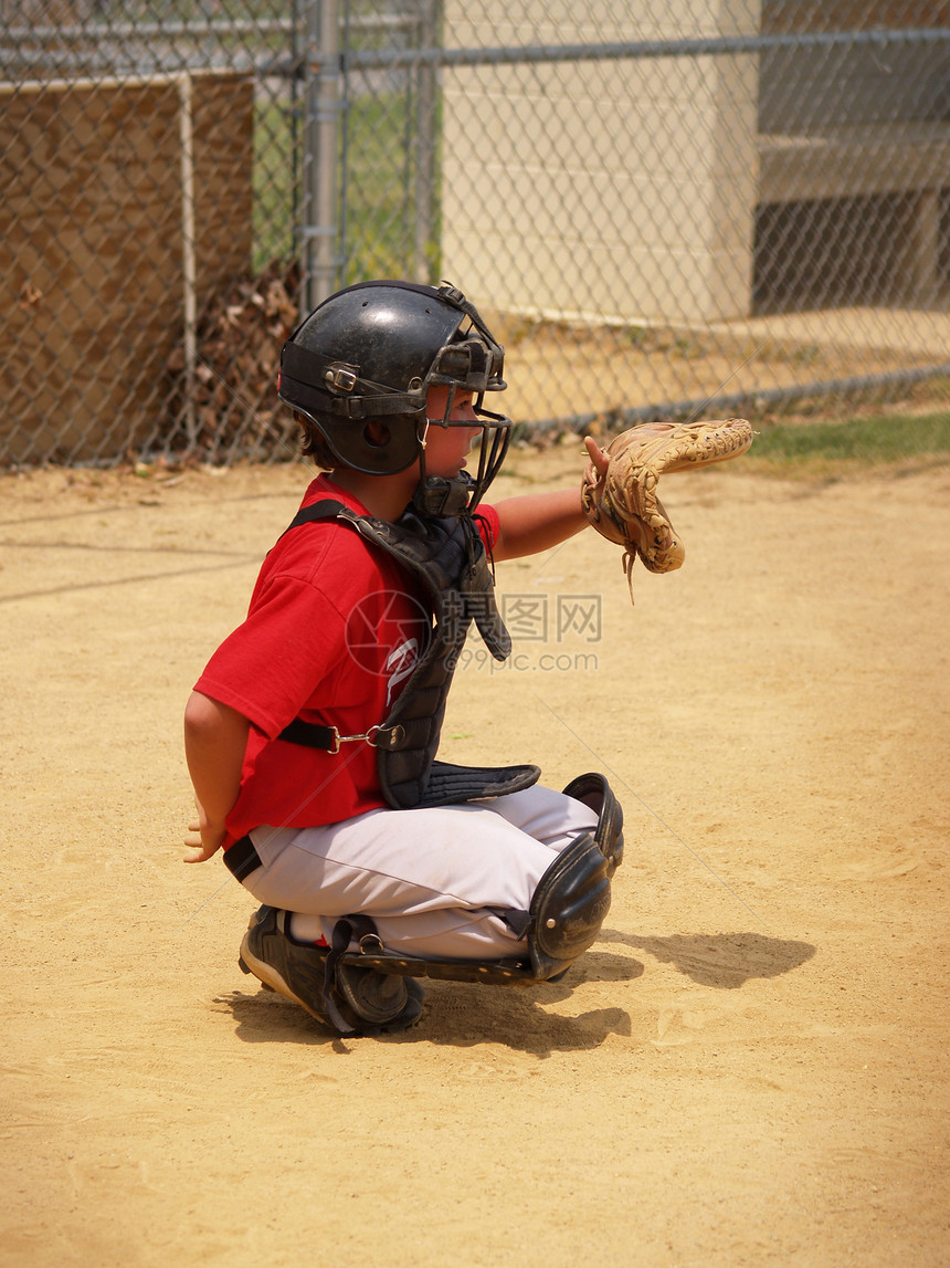 年轻的棒球猎手在板盘后准备就绪图片