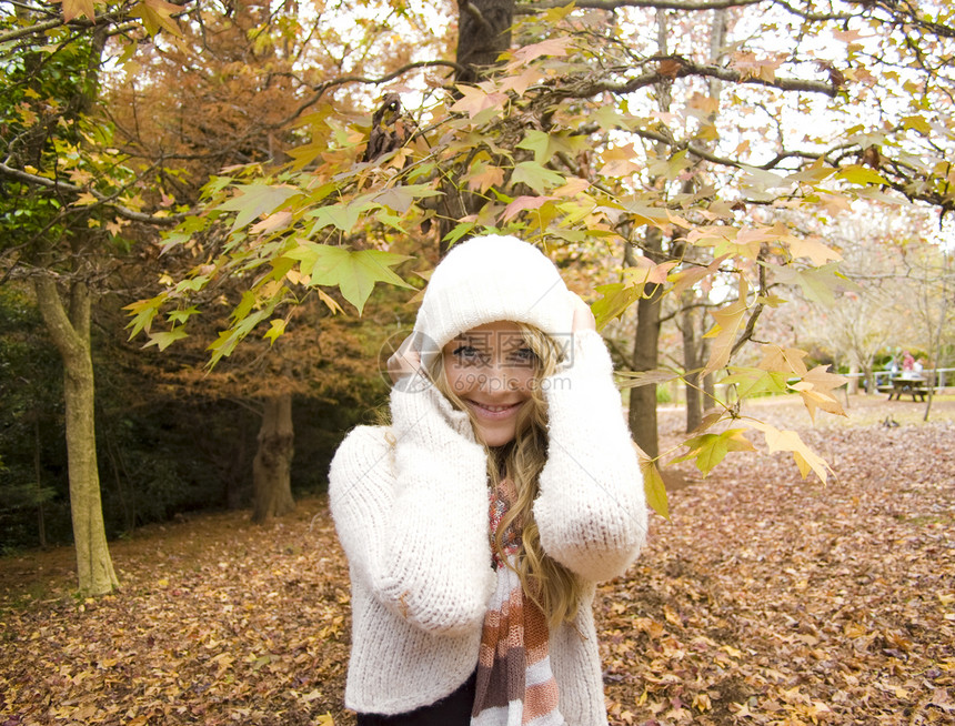 秋秋秋秋的美丽女孩植物群国家叶子分支机构树叶乐趣女士女性帽子青年图片