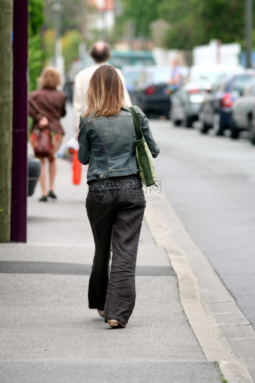 青年妇女步行生活学生身体场景城市女孩青少年街道图片