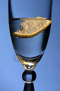 柠檬气泡食物玻璃虱子营养蓝色黄色矿物水果背景图片