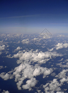 云彩的浮云蓝色地平线背景图片