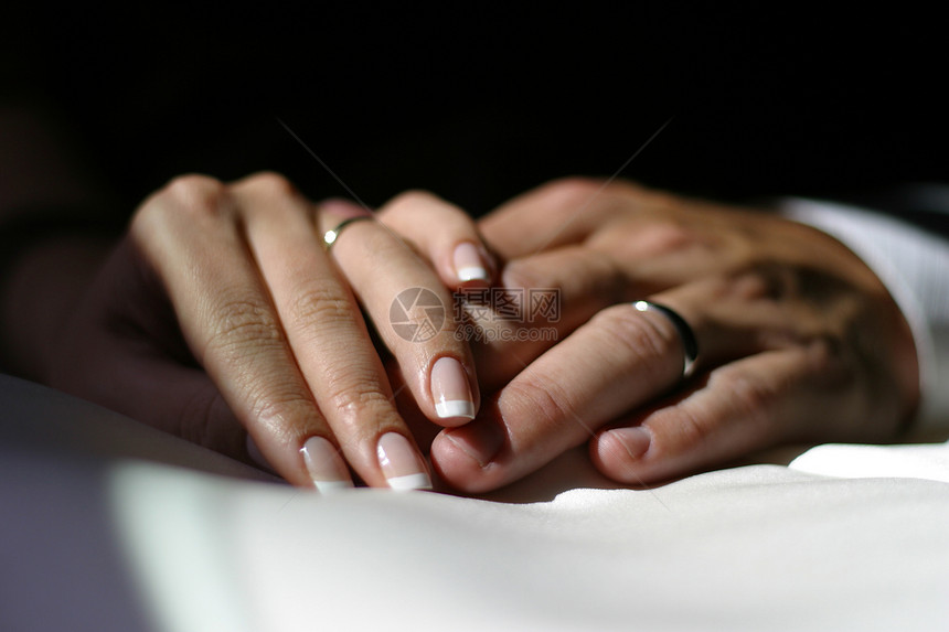 新婚夫妇金子夫妻男性女性婚礼日落男人投标戒指新娘图片