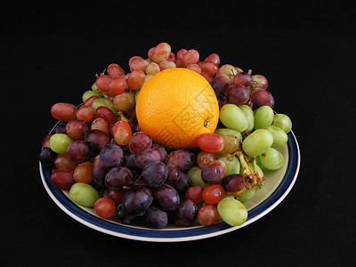 橙和葡萄橙子盘子绿色红色脐橙服务紫色饮食白色水果背景图片