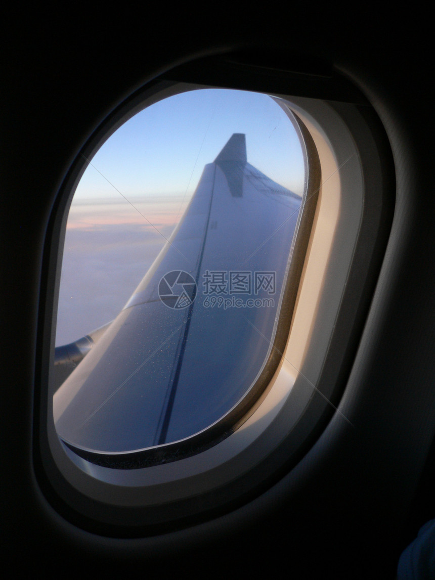 从平面查看蓝色航程天空旅行飞机翅膀端口图片