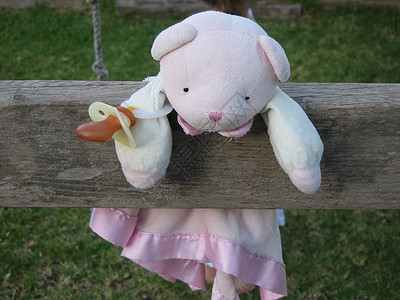 白熊奶嘴毛绒玩具棉被粉色背景图片