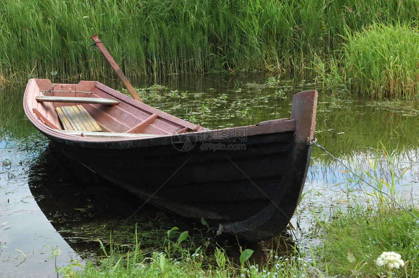 河岸旧木船图片