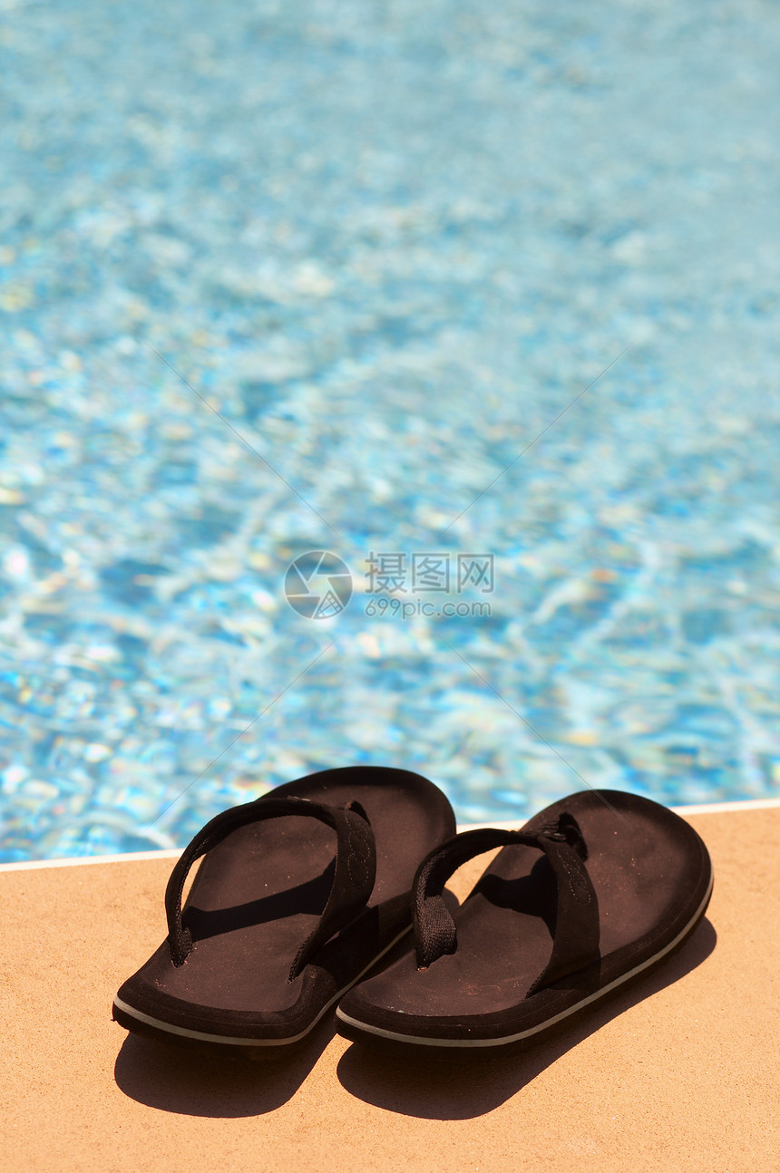 现金池游泳晴天季节水池旅行阳光凉鞋假期图片