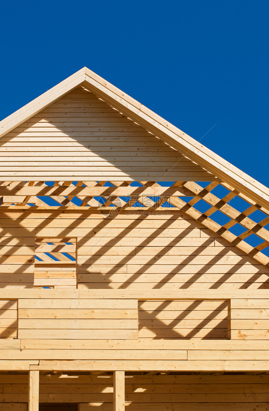 未完成的木木屋木头窗饰蓝色工程门廊木质三角形窗户长方形几何学图片