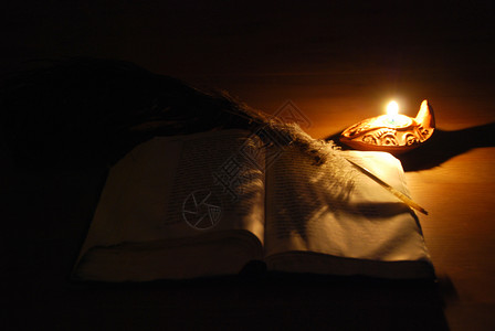 书和蜡烛阴影烛光桌子木头古董阅读羊皮纸赞美诗教育智慧背景图片