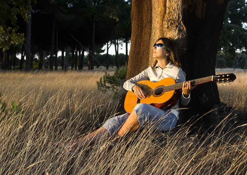 弹吉他草地公园居住女性歌手吉他手音乐蓝调女孩闲暇图片