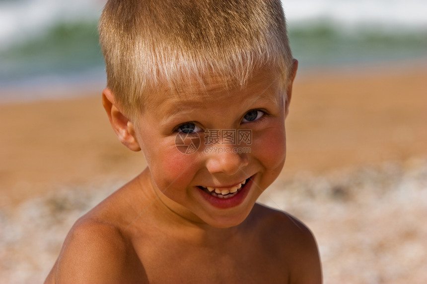 微笑的男孩休息闲暇太阳童年晒斑快乐头发日光浴孩子喜悦图片
