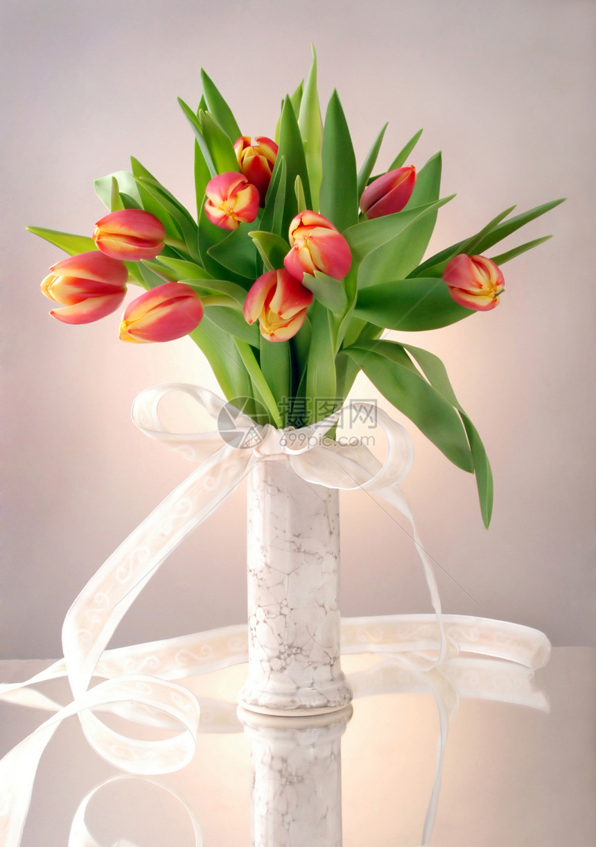 花瓶中的郁金香布生活花店郁金香植物美丽植物群丝带花束婚礼花园图片