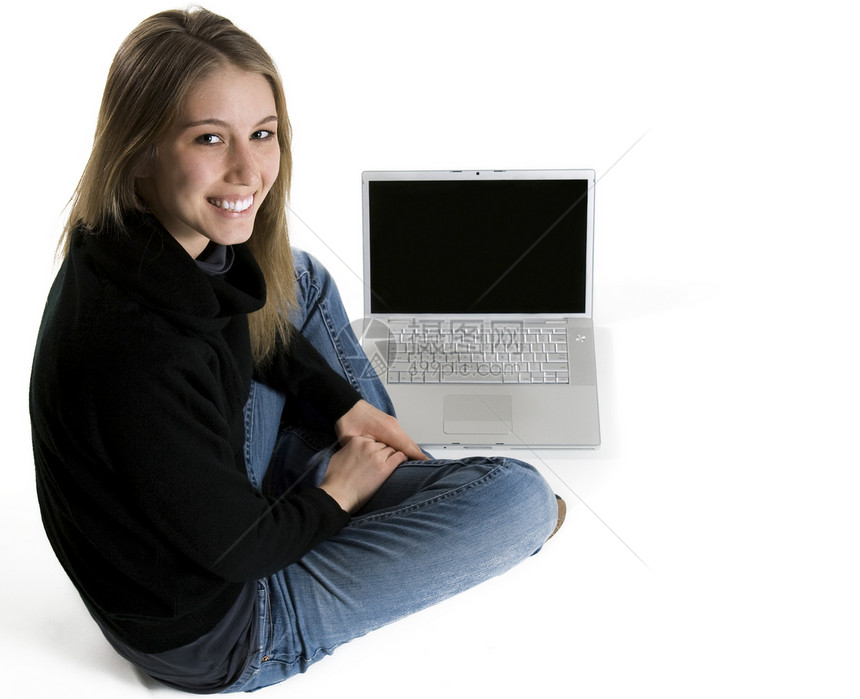使用笔记本电脑的年轻妇女白色学生幸福女性黑色技术女学生快乐大学图片