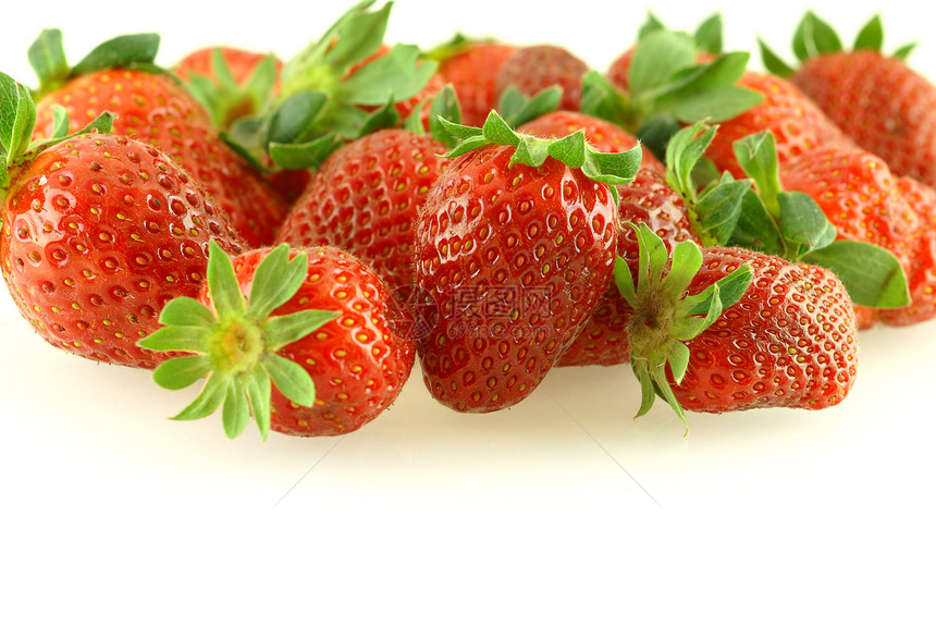 白色背景上有很多新鲜的成熟草莓图片