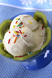 香草冰淇淋发射圣代盘子牛奶蓝色味道奇异果宏观水果食物背景图片