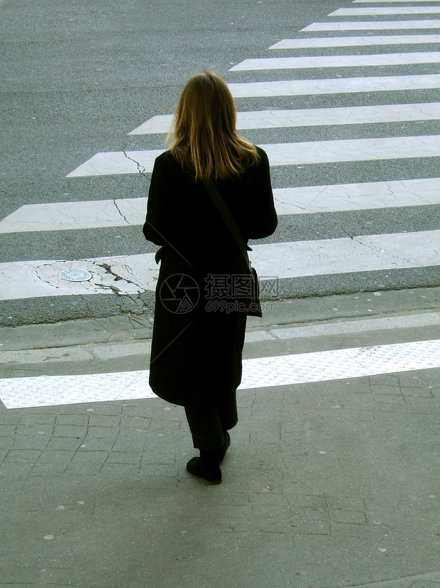 等待妇女安全女性黑色穿越成人场景人行道街道衣服图片