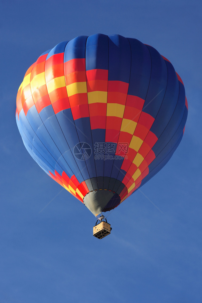 天空中的热气球运输航班飞行篮子条纹旅行帆布爱好自由航空图片