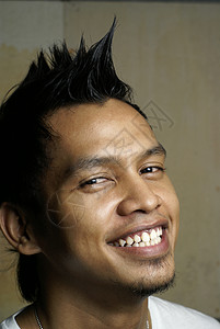 亚洲朋克人肖像男性马来语发型年轻人成人微笑快乐背景图片