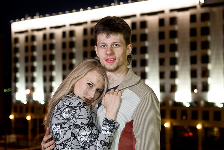 年轻夫妇对夜校楼背景图片