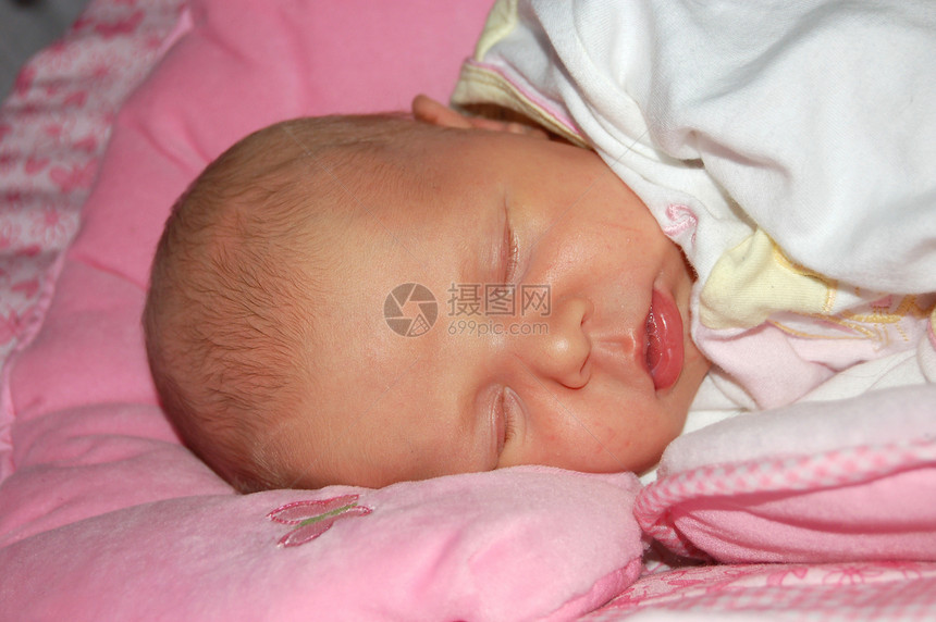 正在睡觉的新生儿婴儿毯子生活保健午睡卫生眼睛孩子几个月后代女性图片