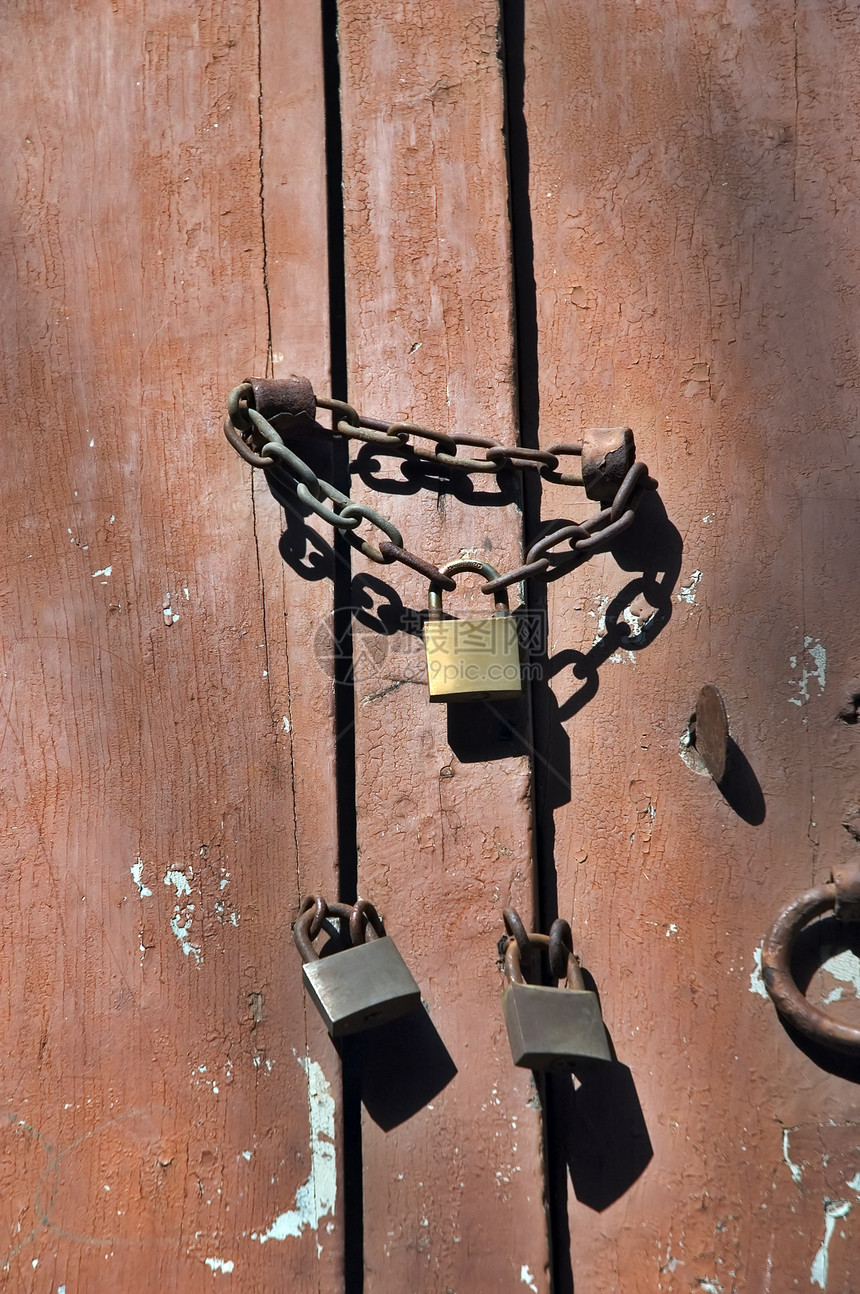 三个锁木头金属钥匙挂锁风化安全图片