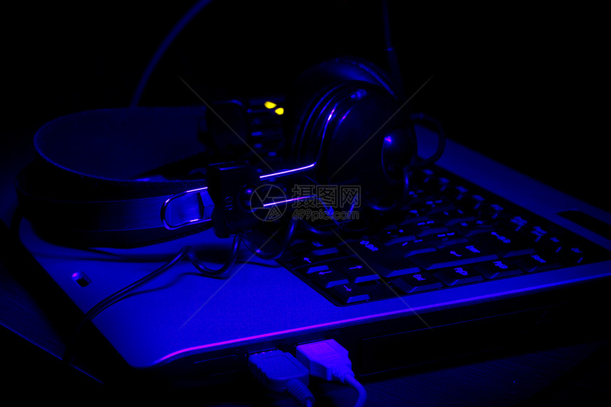 超紫外线中键盘和耳机图片