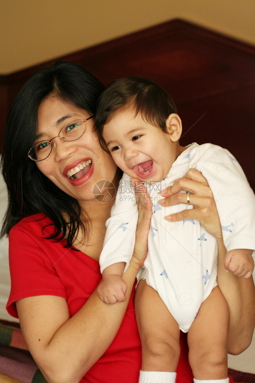 亚裔母亲和婴儿带着微笑醒来眼镜精力福利成长拥抱女士妈妈问候语男生混血图片