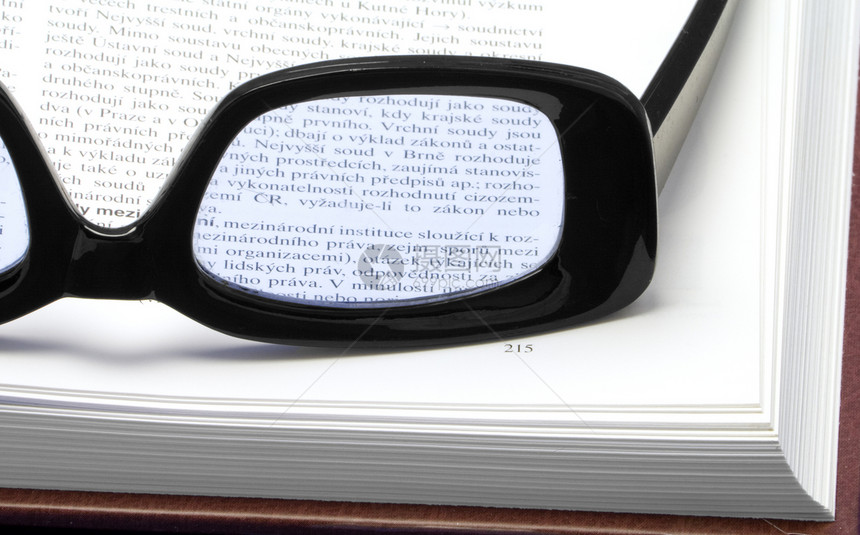 书上的眼镜书店学习镜片图书馆框架阅读科学读者学校知识图片