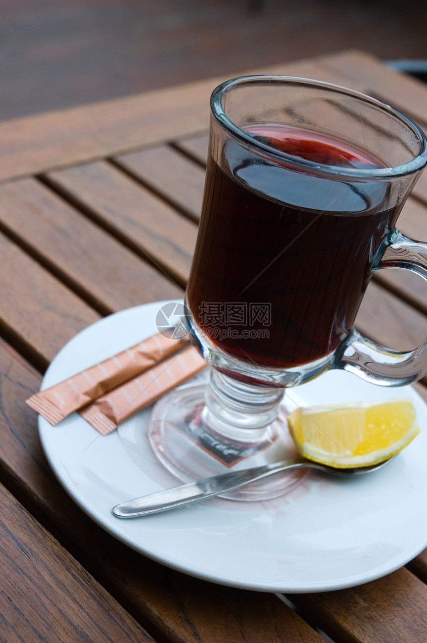 热红酒勺子闲暇酒杯红色酒精柠檬餐厅玻璃桌子木头图片