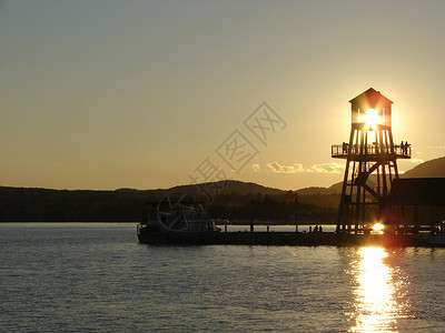 日落时塔塔码头阳光太阳夫妻游客背景图片