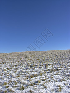 冻结字段场地白色阳光地平线天空蓝色背景图片