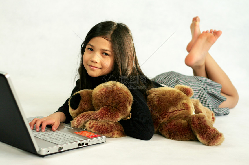 八岁的女孩在笔记本电脑上图片