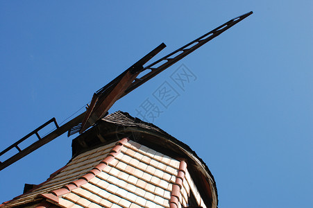 风风车木头刀片建筑学蓝色天空背景图片