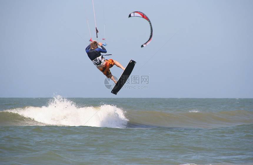 Kite 俯冲器冲浪者男人行动短裤冲浪风筝海浪运动地平线冲浪板图片