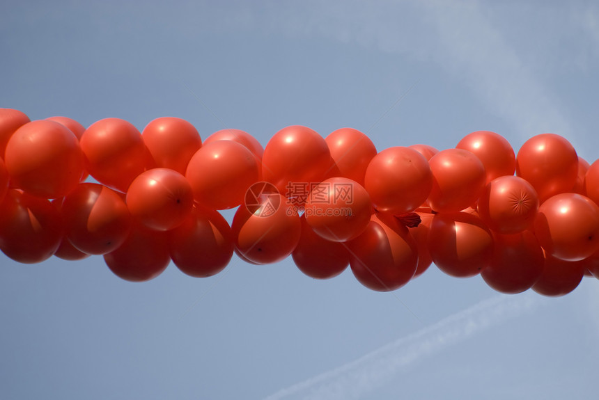 红气球排成一行图片