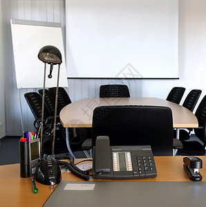 办公室会议椅子挂图桌子电话背景图片