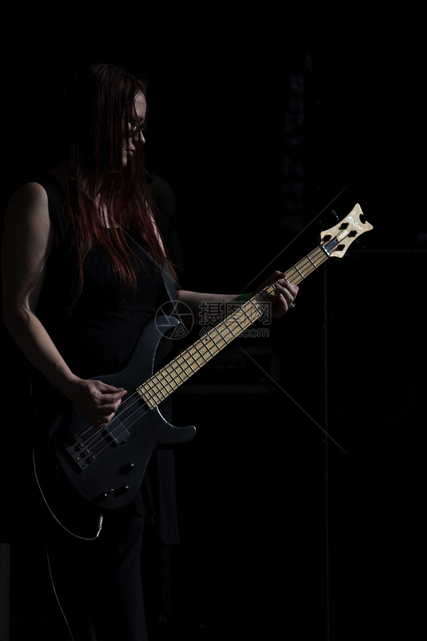 Gig实况音乐会表演女士乐器金属岩石低音长发光效音乐音乐家图片