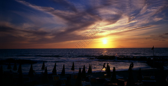 日落时沙滩日出海岸天空太阳支撑海洋假期背景图片