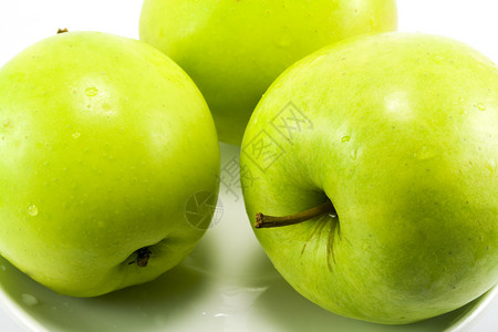 三个苹果三个绿苹果盘子水果绿色白色背景